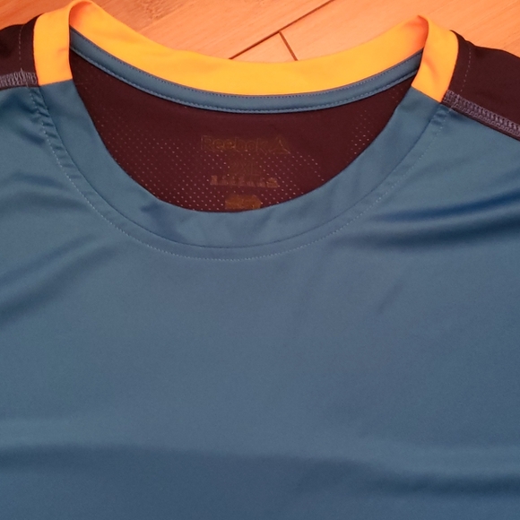 REEBOK- blue tee - Picture 3 of 9